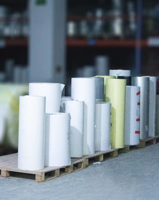 Etiquetas de cartón sintético Kraft adhesivos de papel térmico Jumbo Roll Tipo de pegamento para aceite