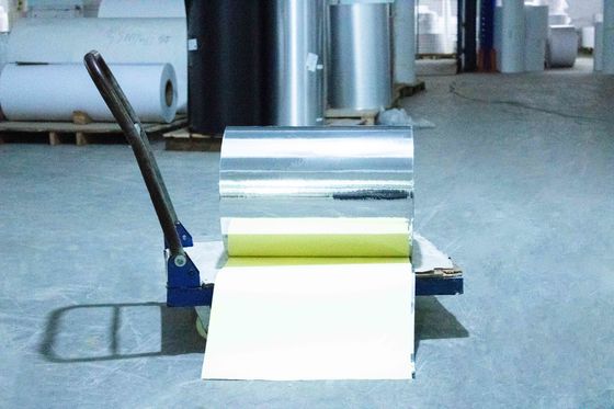 Etiqueta autoadhesiva en blanco de PET de plata clara Materiales de pegamento de aceite Tipo de rollo de pegatinas