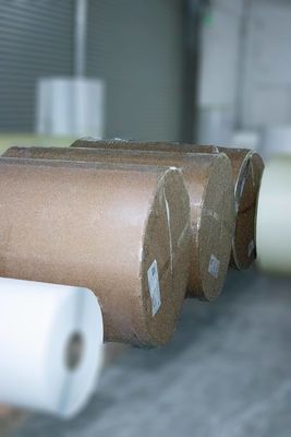 Rollo de etiqueta de pegamento térmico de fusión en caliente, papel Kraft Jumbo Roll 80 u espesor de superficie