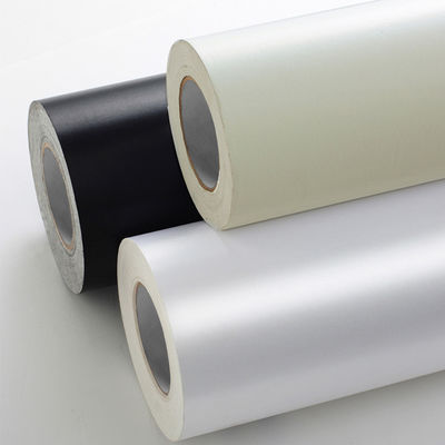 Papel recubierto en blanco de 80 gramos con un grosor de recubrimiento del 53±5% y una adherencia inicial ≥ 15 N