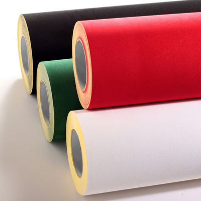 Papel recubierto en blanco de 80 gramos con un grosor de recubrimiento del 53±5% y una adherencia inicial ≥ 15 N