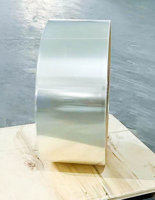 Buen precio Materiales de etiquetas de rodillos adhesivos normales 30μ de espesor de papel Película BOPP transparente en línea