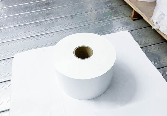 Buen precio Rollo de papel adhesivo autoadhesivo, rollo de etiquetas impermeables de PET mate en línea