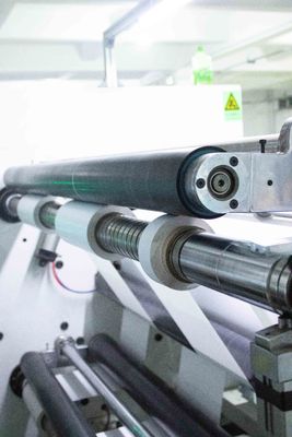 Buen precio Resistencia al desgaste Papel revestido con PE Rollos de papel 200 u espesor de superficie Tipo de pegamento acrílico en línea