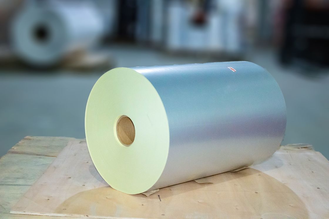 Adhesivo Kraft autoadhesivo pegajoso de papel de etiqueta de rollo pegamento de aceite certificado SGS