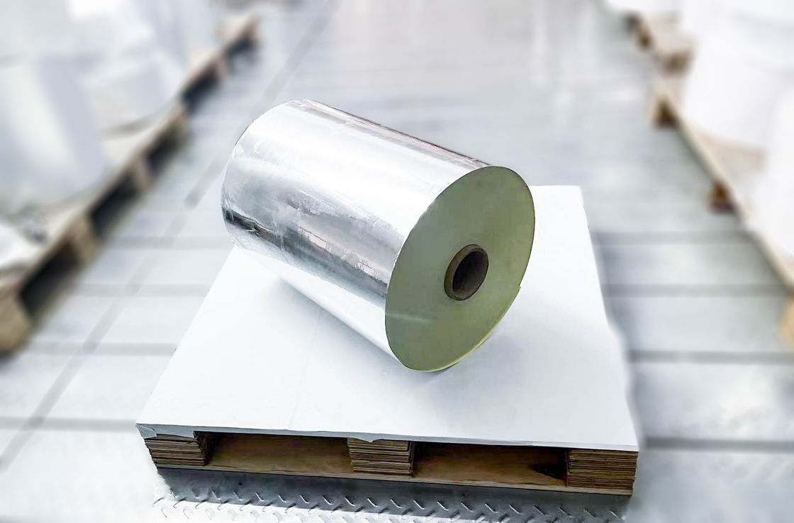 Etiqueta autoadhesiva en blanco de PET de plata clara Materiales de pegamento de aceite Tipo de rollo de pegatinas