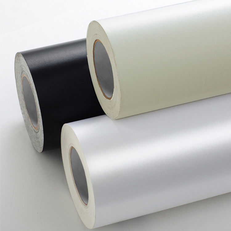 Papel recubierto en blanco de 80 gramos con un grosor de recubrimiento del 53±5% y una adherencia inicial ≥ 15 N
