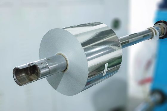 Buen precio Adhesivo de liberación de papel impermeable de revestimiento de rollo de plata mate PET 50 u espesor de superficie en línea