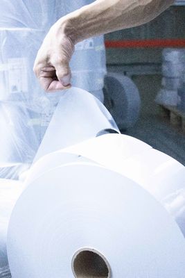 Buen precio Rollo de papel adhesivo autoadhesivo de película perolada en línea