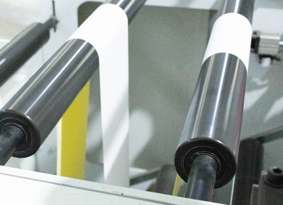 Buen precio Papel brillante Jumbo Impresión de papel rollo pegamento de fusión en caliente Normal pegajoso en línea